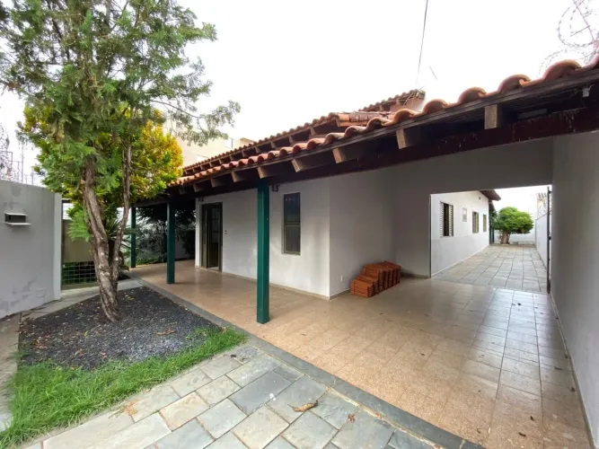 Casa à venda no bairro Santa Mônica em Uberlândia