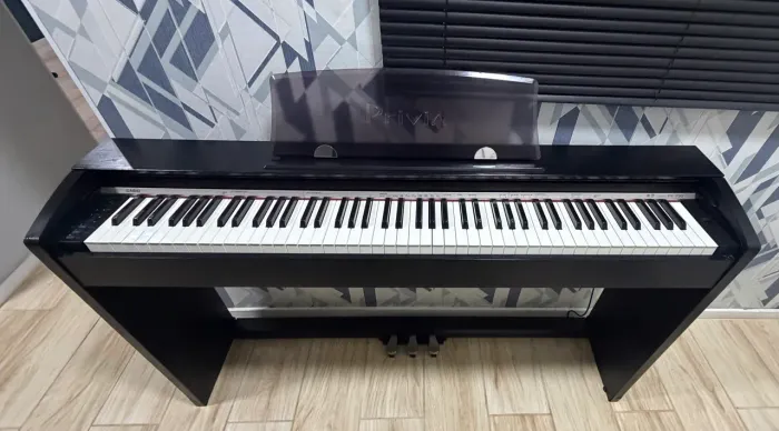 Piano Casio Privia PX-730 + Banqueta + estante para partitura