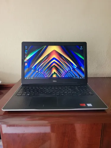 Notebook Dell i5 8 Geração 256GB 8GB de RAM Placa de Video Radeon 520 2GB