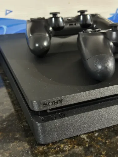 PS4 + 50 JOGOS + 2 CONTROLES 1TB