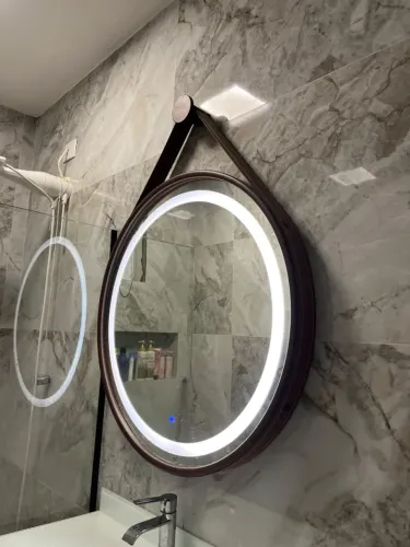Espelho para Banheiro Redondo com LED Bivolt Moldura Marrom 80cm Couro Dna Lustres - NOVO