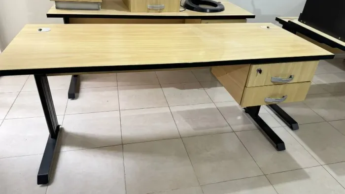 Mesa reta de escritório