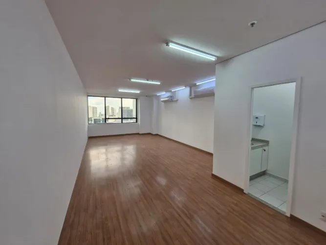 SALA COMERCIAL PARA LOCAÇÃO 95 METROS COM BANHEIRO 01 VAGA NO VILA DA SERRA