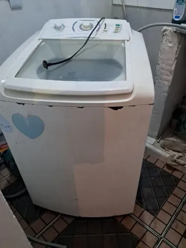 Vendo lavadora de roupas Eletrolux 12 kilos funcionando perfeitamente, aceitamos cartões