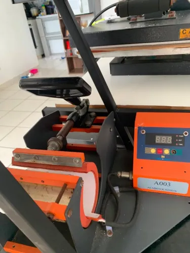 Prensa Térmica Semiautomática Mecolour para Canecas 11oz 220V - Funcionando