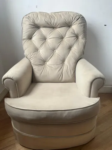 Linda Poltrona giratória com Puff - Ideal para Leitura ou Amamentação