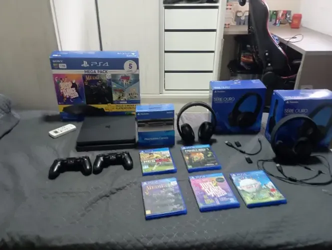 PS4 SEM DISCO COMPLETO + 2 HEADSET +PLAYSTATION CAMERA+2 CONTROLES