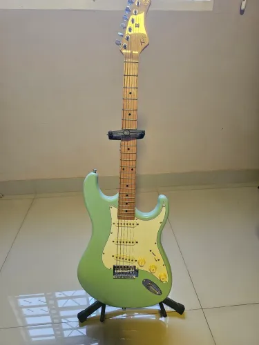 Guitarra Vintage Stratocaster Tagima + Capa Acolchoada + encordoamento novo