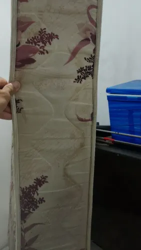 Cama de casal em bom estado de conservação