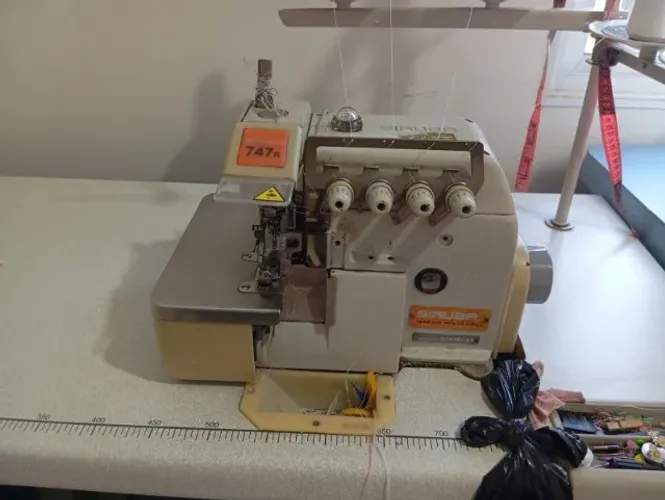 Máquina de costura industrial overloque