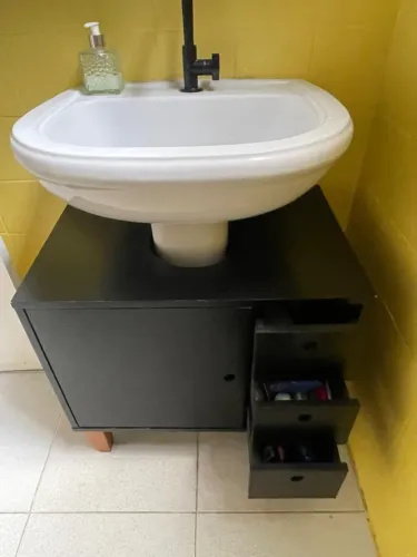 Gabinete de Banheiro Tok&Stok Liva Preto com Pés de Madeira