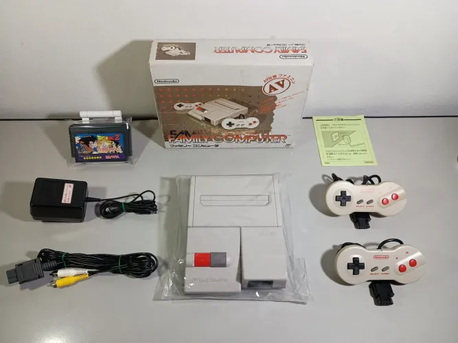 Console Famicom AV Top Loader NES Nintendinho JPN c/ caixa pronto p jogar! Nintendo 8 bits