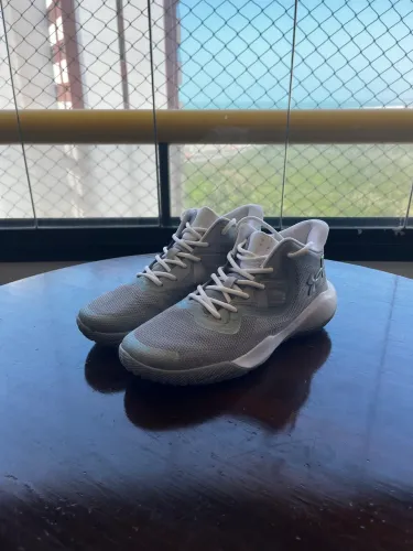 TÊNIS UNDER ARMOUR BANKSHOT SE NOVO - TAMANHO 43