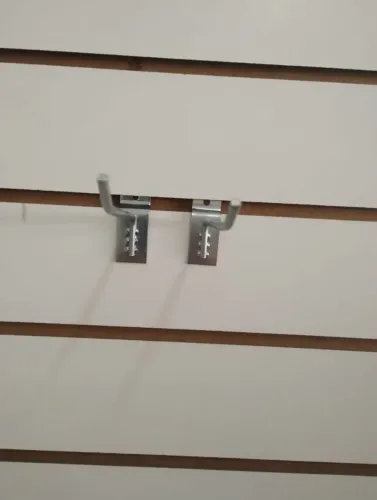 Ganchos $1 e Painel canaletado $180