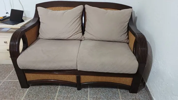 Sofá de 2 lugares com mesa de centro