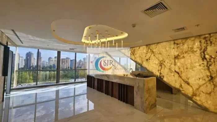 Conjunto comercial de 678,16 m² de área Boma e 581,94 m² de área privativa com 19 vagas de