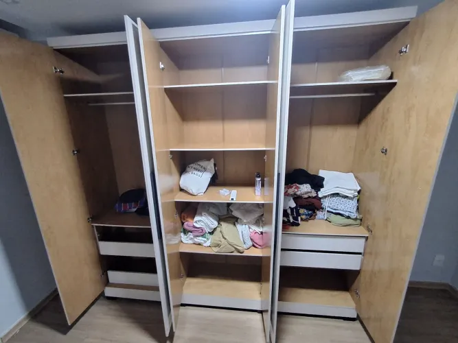 Guarda roupa de madeira com espelho 6 portas e 4 gavetas