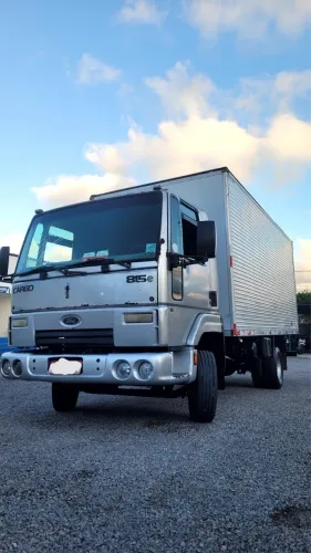 Ford cargo 815e baú