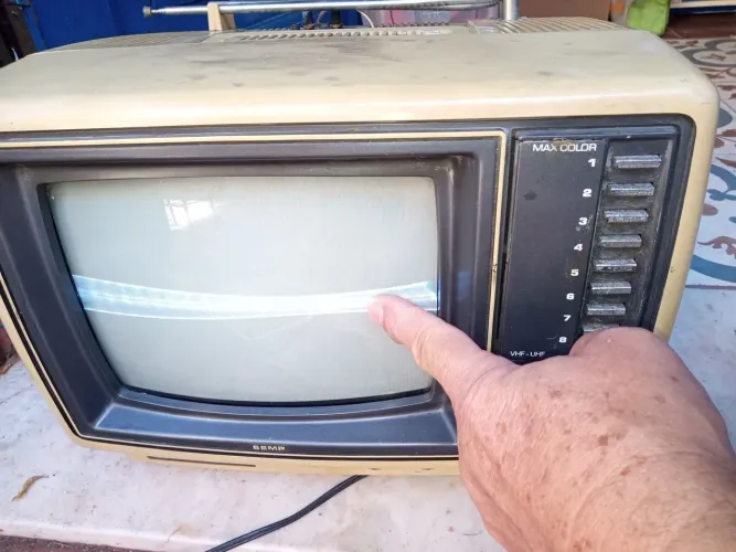 Televisão antiga SEMP 