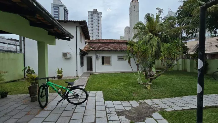 Casa residencial em Balneário Camboriú (Centro) 8 quartos, mobiliada, terreno com 600m²