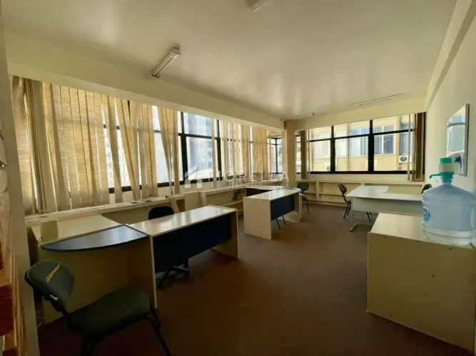 Sala comercial para locação no Centro de Florianópolis, com 42m² de área privativa.