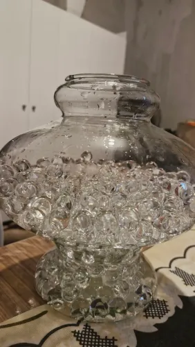 Vaso de plantas na água com bolinhas de gel 