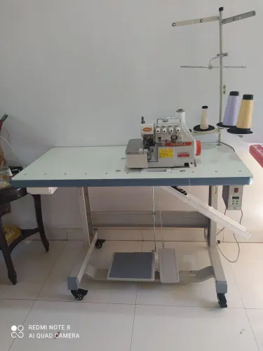 Máquina overloque ponto cadeia Industrial semi nova retirada rápida
