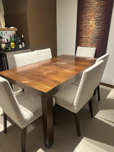 Mesa e cadeiras