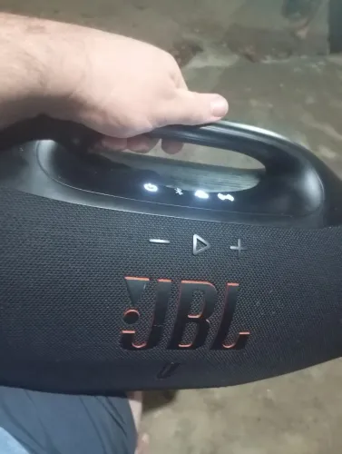 bombox 4 8 mês de uso nova toda perfeita. só estou vendo pós estou precisando muito.