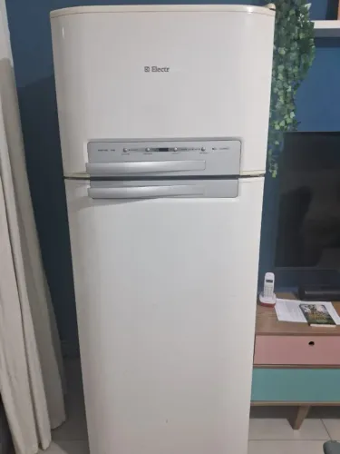 geladeira Electrolux Frost Free DF48 346LITROS bom estado