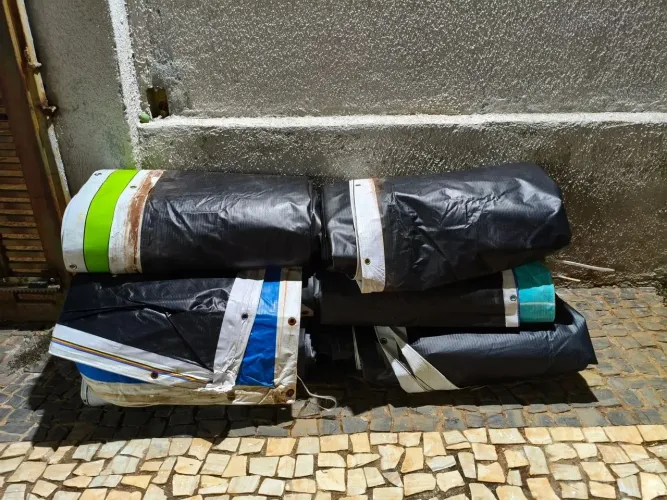 Lona usada com ilhós 