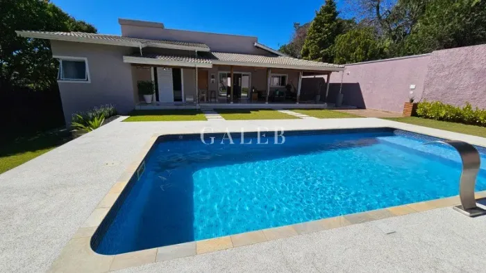Casa térrea à venda, semi nova, com 3 suítes, piscina, terreno de 1000m²