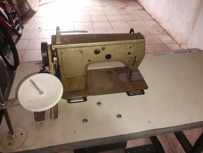 Máquina costura reta Singer
