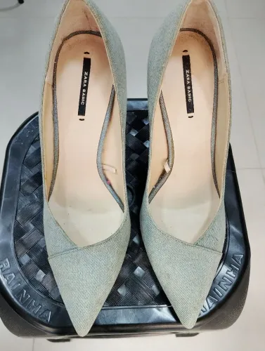 Scarpin Zara Basic, salto alto, tamanho 40, cor azul clara, ótima conservação.