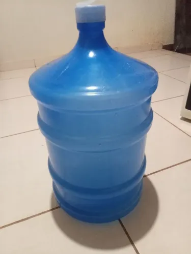 Estou vendendo esse garrafão de água mineral vazio