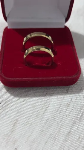 Par de alianças chanfradas banhada a ouro 18k