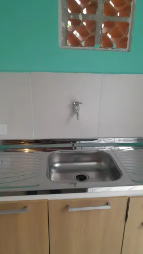 Alugo casa pequena 1 peça com banheiro