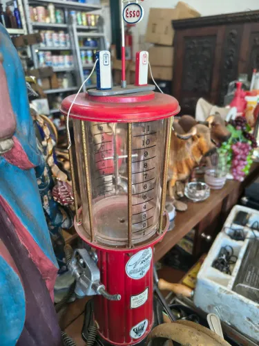 Bomba de gasolina enfeite de mesa anos 70 com 60cm de altura aproximadamente