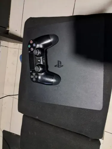 VENDO PS4 SLIM COM 2 JOGOS E 1 CONTROLE E COM TODOS OS CABOS