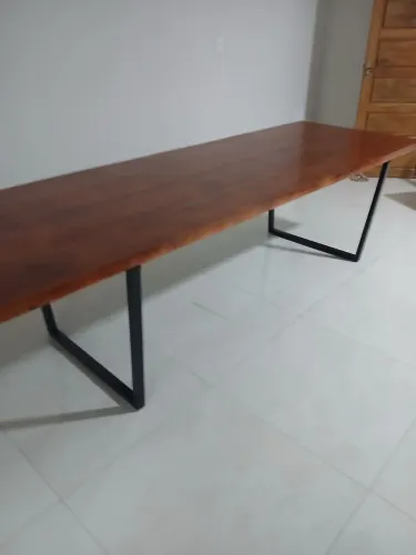 Mesa de madeira com metalo