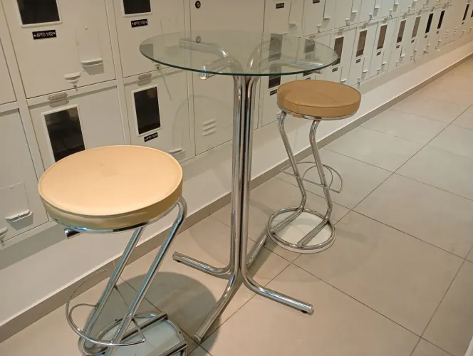Mesa de sacada , de vidro com duas banquetas 