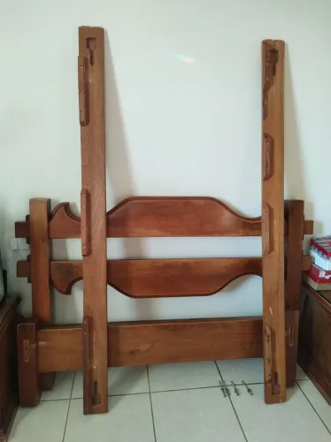Cama de casal maciça em mafeira cerejeira