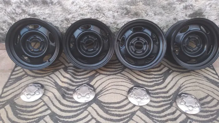 Vendo rodas e calotas Ranger 