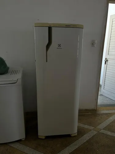 VENDO GELADEIRA ELECTROLUX + FOGÃO ESMALTEC - SEMINOVOS
