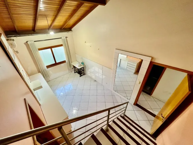 CASA COM 3 QUARTOS 2 SUÍTES 4 VAGAS E EDÍCULA À VENDA NO BALNEÁRIO EM FLORIANÓPOLIS