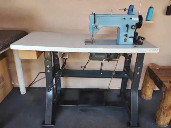 Máquina de Costura Reta Singer