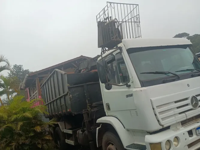 Caminhão caçamba com Garra sucateira