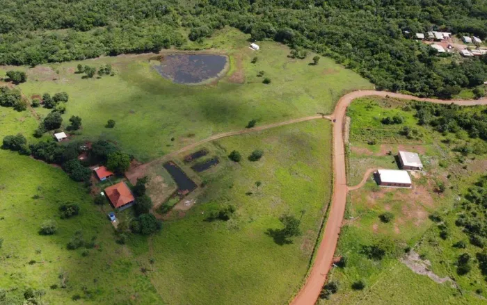 CHÁCARA COMPLETA, COM 4 CASAS, RIACHO COM ÁGUA CORRENTE CRISTALINA E 4 TANQUES DE PEIXES