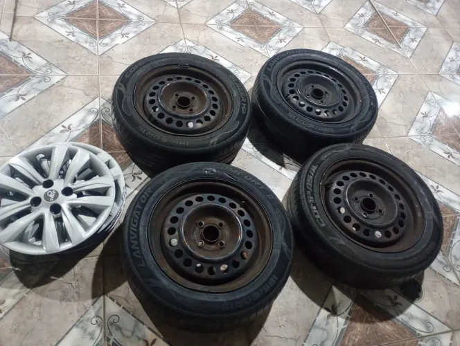 Rodas aro 14 de ferro com pneus e calotas...