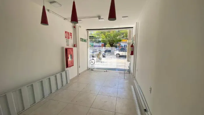 Loja de rua com aproximadamente 80m² de área total, 02 banheiros, no Bairro de Lourdes em 
